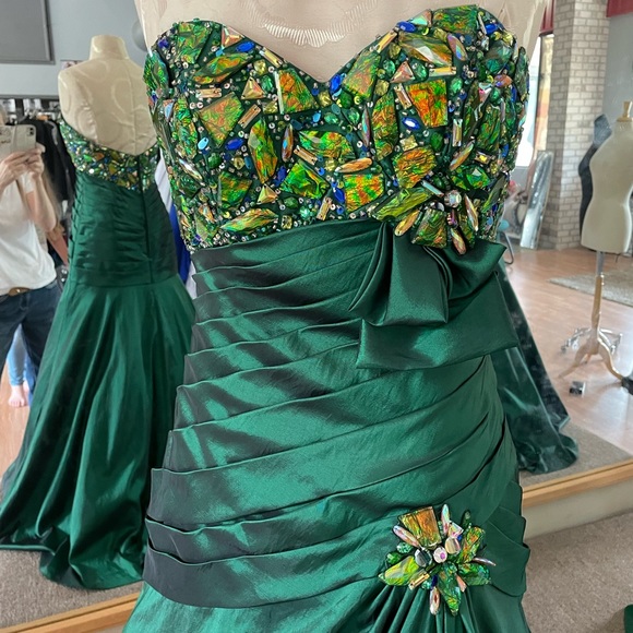 Green Formal Gown by BLUSH with Multi colored stones Size 8 WSL FREE SHIRT - Picture 2 of 11